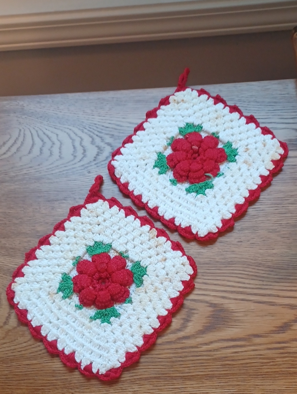 2 VINTAGE POT HOLDERS